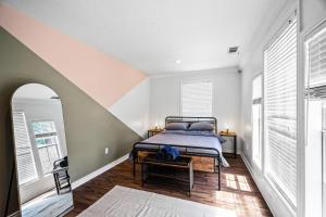 1 dormitorio con 1 cama en una habitación con ventanas en Dallas Oak Lawn Oasis w/ Private Pool, Hot Tub en Dallas