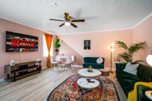 una sala de estar con un sofá y una mesa en Dallas Oak Lawn Oasis w/ Private Pool, Hot Tub, en Dallas