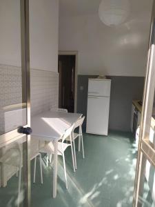 A kitchen or kitchenette at Brezza marina