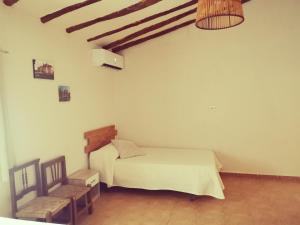 1 dormitorio con 1 cama en una habitación blanca en CASA MOYA-LA ENCARNACIÓN, en Caravaca de la Cruz