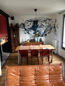 ein Esszimmer mit einem Tisch und einigen Stühlen in der Unterkunft Home Sweet Home in Baillet-en-France