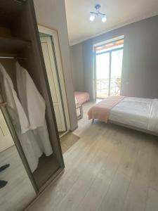 Llit o llits en una habitació de Hotel Elegant