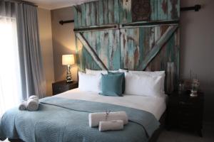 En eller flere senge i et værelse på Rox and Sea Country Lodge