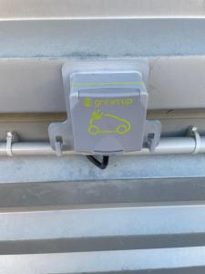 a metal box with a sign that reads green up at Hotel Restaurant du Bowling de Millau in Millau