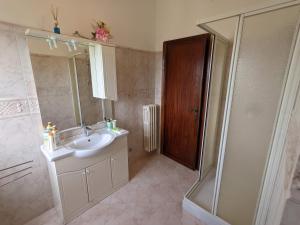 uma casa de banho com um lavatório e um chuveiro em B&B La casetta em Poggio Bustone