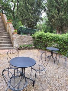 - deux tables et des chaises dans une cour dans l'établissement Hotel Villa Casalecchi, à Castellina in Chianti