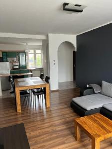 un salon avec un canapé et une table dans l'établissement Mieszkanie Przy Deptaku, à Świnoujście