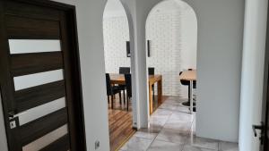 d'une salle à manger avec une table et une porte en bois. dans l'établissement Mieszkanie Przy Deptaku, à Świnoujście