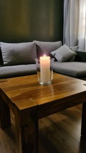 une bougie posée sur une table basse en bois dans l'établissement Mieszkanie Przy Deptaku, à Świnoujście