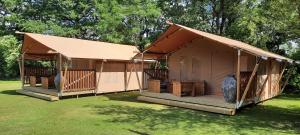 WittelteHappy Glamping的草场上的大型帐篷