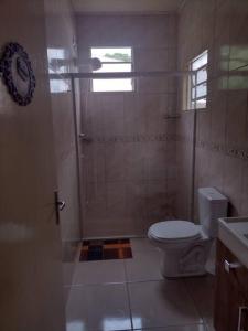 uma casa de banho com um chuveiro e um WC. em Sua Casa na Cidade dos Canyons - Cambará do Sul-RS em Cambará
