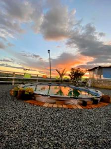 un coucher de soleil sur un étang avec des plantes dans l'établissement CAMPING LOS ROBLES POPAYÁN, à Florencia