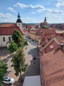 einen Blick über eine Stadt mit Straße und Gebäuden in der Unterkunft Pension Alt Naumburg in Naumburg