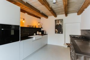 Küche/Küchenzeile in der Unterkunft Villa LISA - VILLA WITH SWIMMING POOL AND HUGE GARDEN