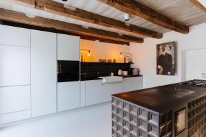 Küche/Küchenzeile in der Unterkunft Villa LISA - VILLA WITH SWIMMING POOL AND HUGE GARDEN