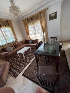 un soggiorno con divano e tavolo di Beautiful Villa Casablanca a Casablanca