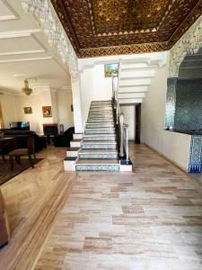 Beautiful Villa Casablanca في الدار البيضاء: غرفة فيها درج و بيانو في مبنى