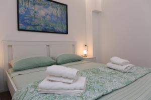 ein Schlafzimmer mit einem Bett mit Handtüchern darauf in der Unterkunft Piccina House in Cefalú