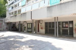 eine leere Straße vor einem Gebäude in der Unterkunft Piccina House in Cefalú