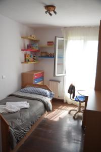 a bedroom with a bed and a window and a desk at Nuevo Apartamento con excelente Ubicación in El Astillero