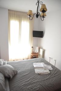 a bedroom with a bed with two towels on it at Nuevo Apartamento con excelente Ubicación in El Astillero