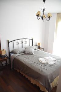 a bedroom with a large bed with two towels on it at Nuevo Apartamento con excelente Ubicación in El Astillero
