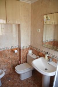 łazienka z toaletą i umywalką w obiekcie Nuevo Apartamento con excelente Ubicación w mieście El Astillero
