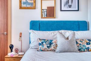 Giường trong phòng chung tại Gorgeous 1-bed city apartment, sleeps 4