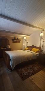 um quarto com uma cama grande num quarto com tecto em 'T boshuisje em Opglabbeek