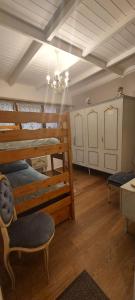 Pokój z 3 łóżkami piętrowymi i żyrandolem w obiekcie 'T boshuisje w mieście Opglabbeek