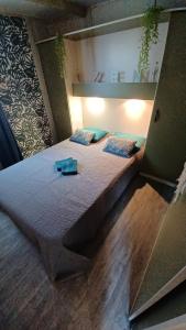 a large bed in a small room with at Le petit chalet d' Anto-Francè in Levie