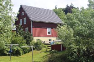 a red house in the middle of a field at Basislager Hohnstein - Familie Lösel in Ehrenberg
