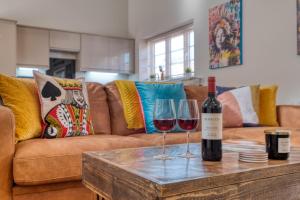 een woonkamer met twee glazen wijn op een tafel bij Gorgeous 1-bed city apartment, sleeps 4 in Worcester