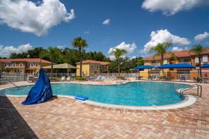 una gran piscina con una lona azul. en JC DISNEY House, en Kissimmee