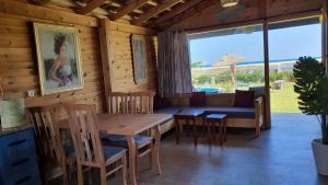 Zona de comedor en el chalet de montaña