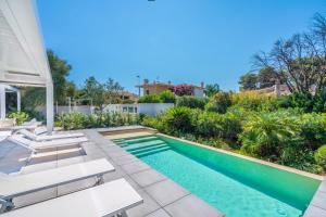 - une piscine dans l'arrière-cour d'une maison dans l'établissement Villa Kòsmos - Piscina e Giardino - Villasimius, à Simius