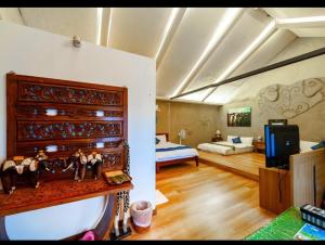 Un dormitorio con una gran cómoda de madera en una habitación en Pancala Vacation Inn, en Nanwan