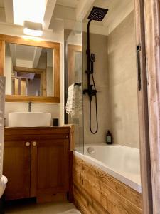 Een badkamer bij Appartement ensoleillé aux Tines, vue Massif