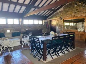 a dining room with a table and some chairs at Casa dos Laceiras in Sandim