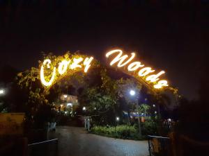 Una señal encendida para el mundo de la ovación por la noche en Cozywoods Hill Resort, en Banastarim