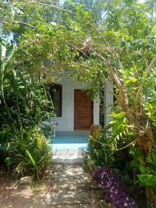 una casa con piscina en un jardín en Jayanika Residence en Tangalle