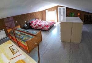 Una gran sala de estar con una cama y una mesa. en Élégante maison moderne en Ardennes françaises - Tout le confort pour un séjour mémorable, en Renwez