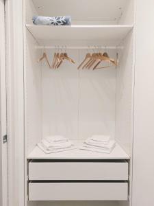 um armário com cabides e roupas numa prateleira em La Gardenia em Celano