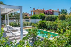 Bazén v ubytovaní Villa Kòsmos - Piscina e Giardino - Villasimius alebo v jeho blízkosti
