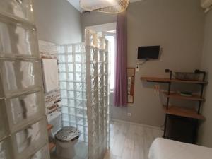 pokój z oknem i pokój z drzwiami w obiekcie Hostal Hispalense w Madrycie