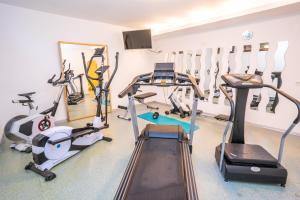 un gimnasio con cintas de correr y equipos de ejercicio. en Apartments Bohinj Mavrica, en Bohinj