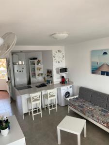 uma sala de estar com um sofá e uma cozinha em Canalex em Maspalomas