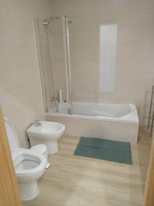 ein Badezimmer mit einem WC, einer Badewanne und einem Waschbecken in der Unterkunft Alojamento S. Gabriel 1 in Monchique