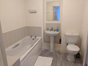 Ένα μπάνιο στο Simple 2-bedroom 1.5 bath apartment in Thornhill +26 φωτογραφίες