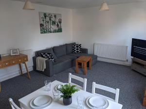 Χώρος καθιστικού στο Simple 2-bedroom 1.5 bath apartment in Thornhill
